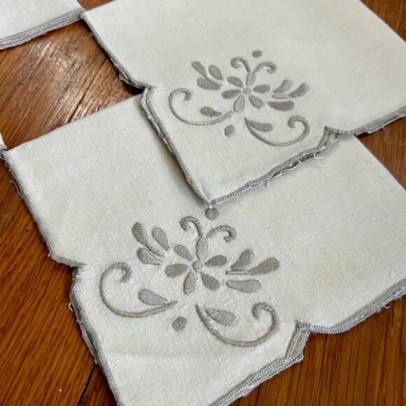 Vintage Cream Embroidered Linen Blend Napkins Set of 4 Scalloped Border. - Picture 3 of 10